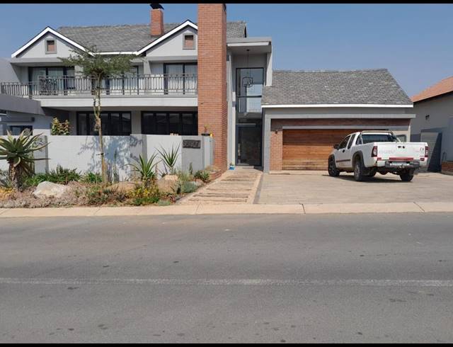 5 BEDROOM HOUSE FOR SALE IN BLUE VALLEY GOLF ESTATE